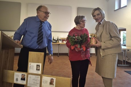 Ein Mitglied wird geehrt und erh&auml;lt von den Vorsitzenden des Ortsverbands ein Geschenk.