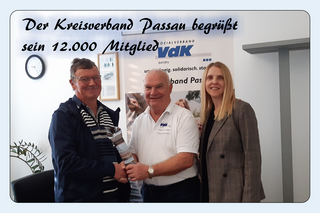 Die Übergabe eines Willkommensgeschenk an das 12.000 Mitglied des KV Passau