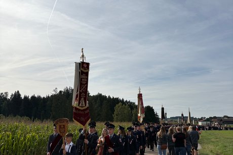 Der Festzug ist unterwegs