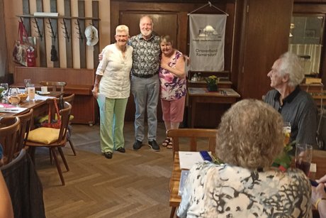 Überreichung von Urkunde und Ehrennadel Urkunde und Ehrennadel werden überreicht