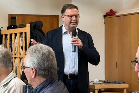 Vorsitzender Dietmar Helm eröffnet die Weihnachtsfeier