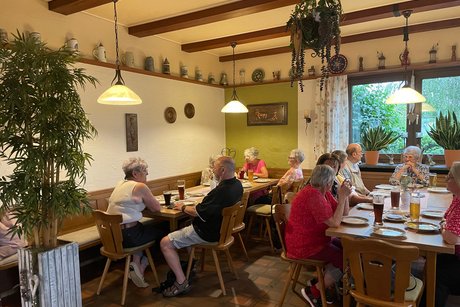 Gem&uuml;tliches Wei&szlig;wurstessen