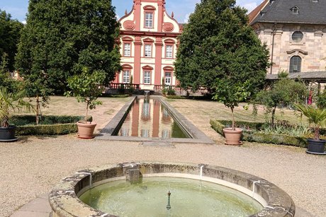 Schlo&szlig;garten mit Springbrunnen