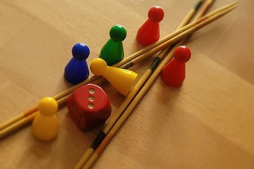 Verschiedene Spiele, z. B. W&uuml;rfel, Mikado, Mensch &auml;rgere Dich nicht