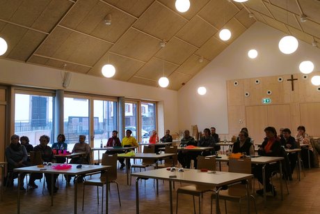 Vorsicht Sturz im Alter Die Teilnehmer hören der Referentin aufmerksam zu