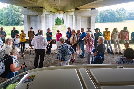 Autobahnbrücke Wandergruppe unter der Autobahnbrücke