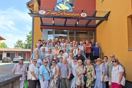 Gruppenfoto auf der Eingangsteppe vom Gasthaus zum Schwannen