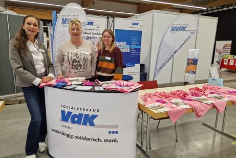 Für Interessierte und Mitglieder waren v.l.n.r. Ina Trepte (Assistenz KV ), Dagmar Schiller (VWA) und Stefanie Lorenz (SRB) am Stand vertreten. Für Interessierte und Mitglieder waren v.l.n.r. Ina Trepte (Assistenz KV ), Dagmar Schiller (VWA) und Stefanie Lorenz (SRB) am Stand vertreten.