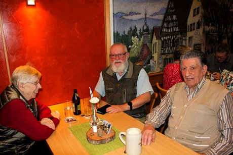 Teilnehmer beim Karpfenessen in Serlbach