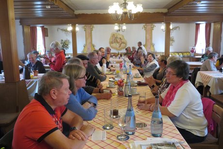 In gemütlicher Runde treffen sich die Mitglieder des VdK Ortsverbandes Sonthofen.