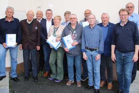 Auf dem Bild sehen sie die Mitglieder, die f&uuml;r 15, 25 und 30 Jahre Mitgliedschaft im VdK geehrt wurden und Vorstandschaft.