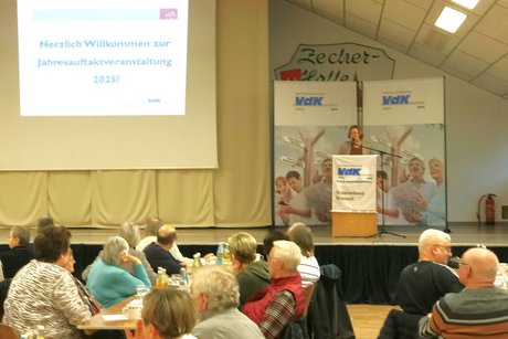 Kreisvorsitzende Susanne Daum eröffnet die Jahresauftaktversammlung in der Zecherhalle Neukenroth mit ca. 100 Teilnehmern.