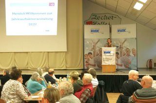 Kreisvorsitzende Susanne Daum eröffnet die Jahresauftaktversammlung in der Zecherhalle Neukenroth mit ca. 100 Teilnehmern.