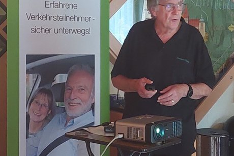 Referent Herbert Fischer beim Vortrag