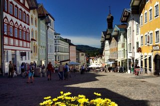 Wenn Engel reisen, dann weint der Himmel sagte ein VdK Mitglieder, so machten sich fast 50 Vdk-Mitglieder vom OV Oberes Isartal auf den Weg zum ersten Etappenziel, vorbei am Walchen- und Kochelsee nach Bad Tölz. Nun hatte auch das Wetter ein Einsehen mit uns und so konnt e der g<eplante Stadtbummel in der Fußgängerzone trockenen Fußes genossen werden. Die malerischen Hausfassaden in der Marktstrasse und auch das "Bulle von Tölz-Museum" fanden reges Interesse.