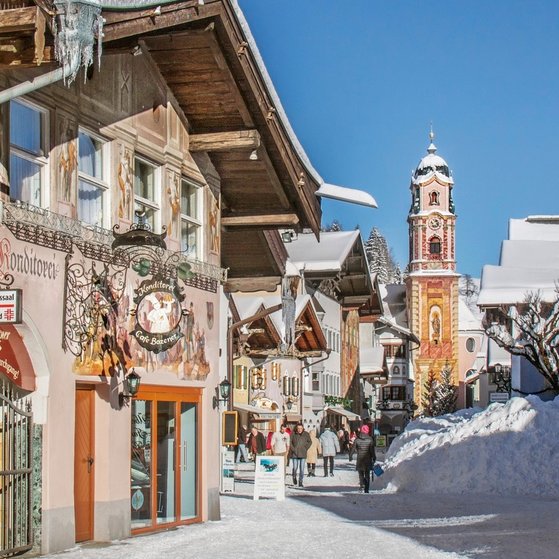 Mittenwald, 912 m, bekannt durch den Bozner Markt, seinen Geigenbau sowie die wunderbaren L&uuml;ftlmalereien an den H&auml;usern.