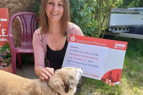 Kreisgesch&auml;ftsf&uuml;hrerin, Andrea Knott mit einem Hund (stellv. f&uuml;r alle Tiere) 😊