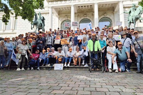 Die Teilnehmer an der Demo gegen den Sozialabbau