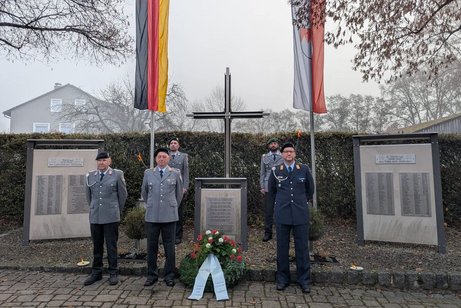 Denkmal der Gefallenen mit Ehrengarde der Reservisten