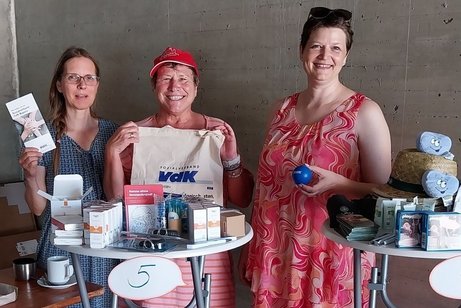 von li.: Nicole Moosmüller und Franziska Solger-Heinz (re.) von der "Gesunden Stadt" präsentieren sich und informieren am VdK-Infostand mit Vorsitzender Silvia Ragaller (Mitte) zum Thema Hitze- und Sonnenschutz von li.: Nicole Moosmüller und Franziska Solger-Heinz (re.) von der "Gesunden Stadt" präsentieren sich und informieren am VdK-Infostand mit Vorsitzender Silvia Ragaller (Mitte) zum Thema Hitze- und Sonnenschutz