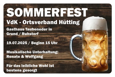 Zu sehen ist eine Maß Bier vor einer Holzwand