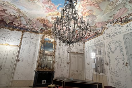 Der Weiße Saal von Schloß Seehof. Es ist der historische weiße Saal von Schloß Seehof zu sehen.