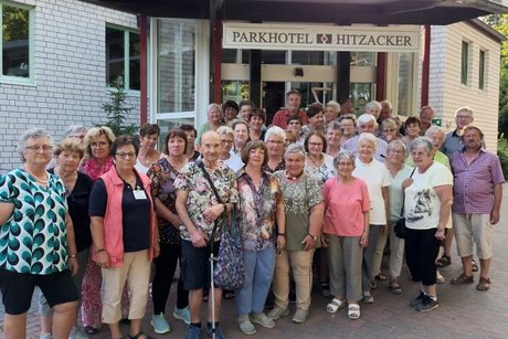 Sie sehen die Reisegruppe vor dem Parkhotel in Hitzeacker, Ausgangspunkt der Reise