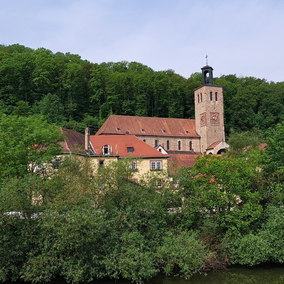 Pfarrkirche St. Laurentius Ort Zell am Main mit Kirche St. Laurentius vom Main her aufgenommen