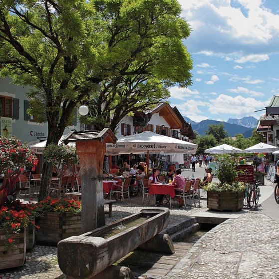 Fussgängerzone Obermarkt Mittenwald, 912 m, bekannt durch den Bozner Markt, seinen Geigenbau sowie die wunderbaren Lüftlmalereien an den Häusern.