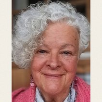 Frau mit rosanem Pulli