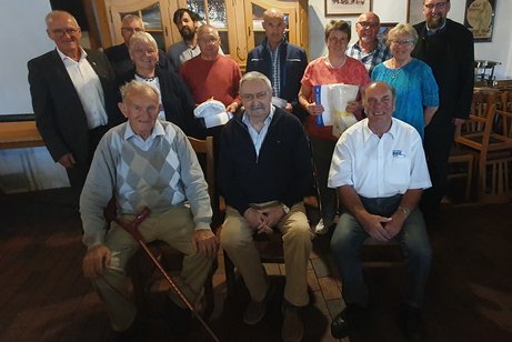 Die Vorsitzend vom VdK OV Buttenwiesen Johanna Reiter und zweiter Vorstand Michael Hahn überreichen treuen Mitgliedern Urkunden, Ehrennadeln und ein Präsent: Überreichung von Urkunden, Ehrennadeln und Präsente