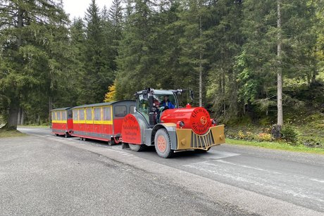 roter Bummelzug vor der Abfahrt