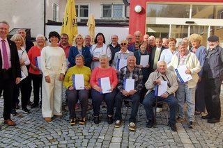 Helmut Plenk (Li.) und Ingrid Kufner (mitte hinten) mit den geehrten Mitgliedern