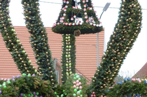 Geschmückter Osterbrunnen Osterbrunnen mit vielen bunten Eier