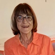 Frau mit oranger Bluse