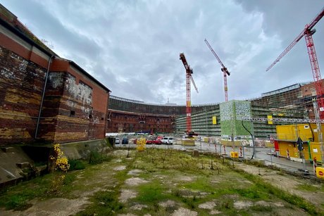 Innenhof der unvollendeten Kongreßhalle Bild zeigt den Innenhof der unter Denkmalschutz stehenden Kongreßhalle, die nie fertig gestellt wurde. Durch den Umbau des Doku-Zentrums ist diese im Moment nicht begehbar.