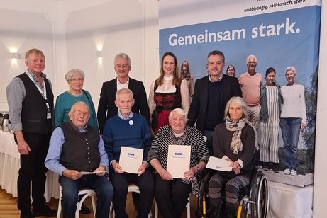 Gruppenfoto 1. Reihe von 4 Jubilaren, zwei Männer 40 Jahre und 30 Jahre Mitglied, 2 Frauen je 30 Jahre Mitgliedv. li n.re, 2. Reihe 5 Pers. (1. Vorsitzende, stellv. Kreisverbandsvorsitzende, Stadtrat, Kreisgeschäftsführerin, 1. Bürgermeister
