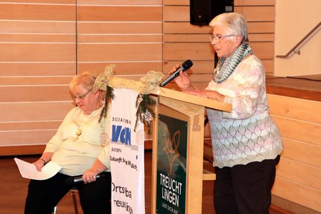 Helga Dollinger tr&auml;gt Gedichte vor