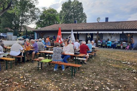 Gemütliches Beisammensein auf dem Sportplatz beim Sommerfest vdK Veranstaltung