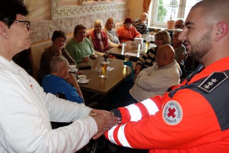 Anja Großmann und Dominik Szilagyi vom BRK Waldkraiburg erklären den beidseitigen Händedruck Anja Großmann und Dominik Szilagyi vom BRK Waldkraiburg erklären den beidseitigen Händedruck