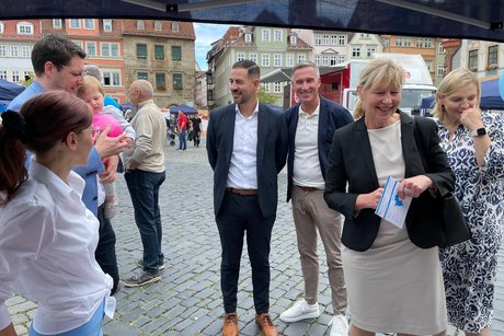Interessierte am Stand des VdK bei der Demenzmeile