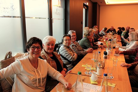 Teilnehmer bei Kaffeetreffen