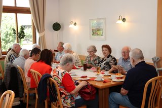 Die Gäste lassen sich Kaffee und Kuchen schmecken