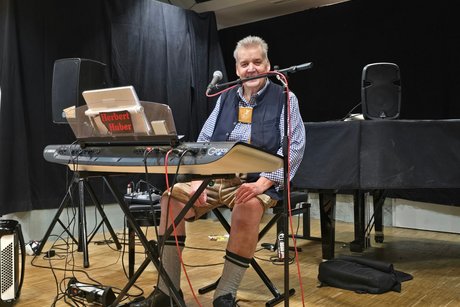 Musiker sitzt vor seinem Keyboard
