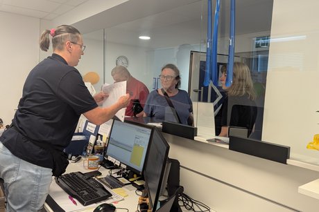 Interessierte Besucher im Gespr&auml;ch mit einer Mitarbeiterin