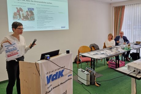 Abgebildet ist die Referentin Birgitta Merk vom VdK Landesverband