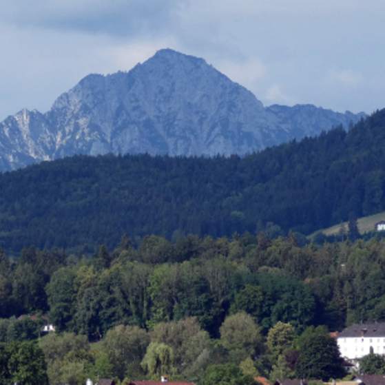 Kirche Ainring mit Staufen und Wappen von Ainring Kirche in Ainring mit Staufen im Hintergrund und eingefügtem Wappen von Ainring