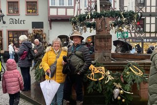 Weihnachtlich geschmückter Marktbrunnen