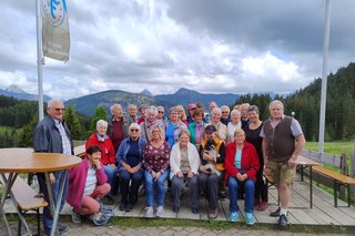 Gruppenfoto VdK Nesselwang im Hintergrund Ausläufer der Allgäuer Alpen