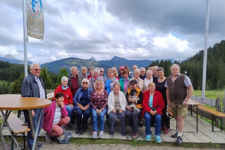 Gruppenfoto VdK Nesselwang im Hintergrund Ausl&auml;ufer der Allg&auml;uer Alpen